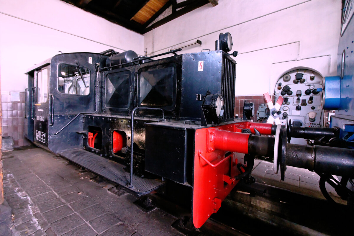 Im Lokschuppen der OSEF Löbau stand am 10.10.2018 die DR 100 630.