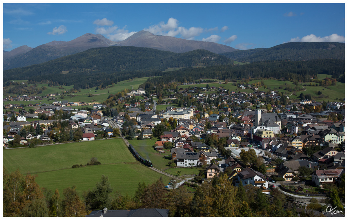 Im Lungau - Beim 120 Jahr Jubiläum der Murtalbahn, fahren die beiden STLB Dampfloks U11 und BH 1, mit einem Sonderzug von Tamsweg nach Murau. 
Tamsweg 10.10.2014