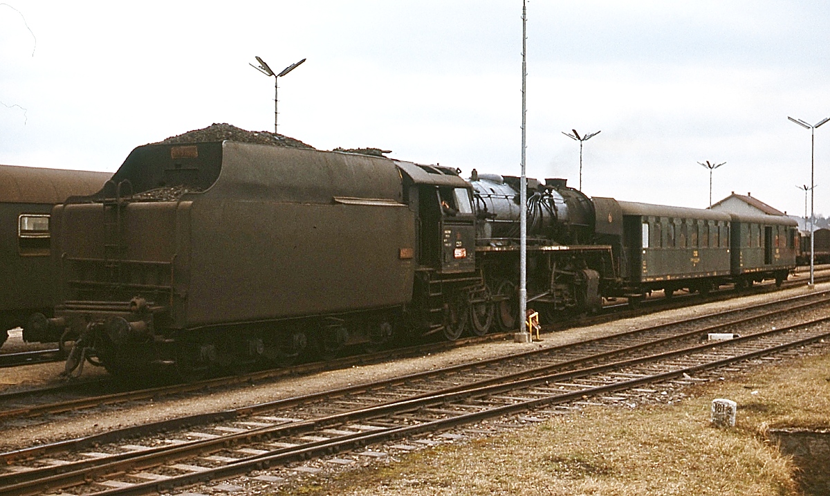 Im März 1975 ist die 556 0475 mit einem Personenzug aus Ceske Velenice in Gmünd angekommen. Wegen der interessanten Wagengarnitur zeige ich das Bild trotz den störenden Mastes und der nicht ganz überzeugenden Qualität.