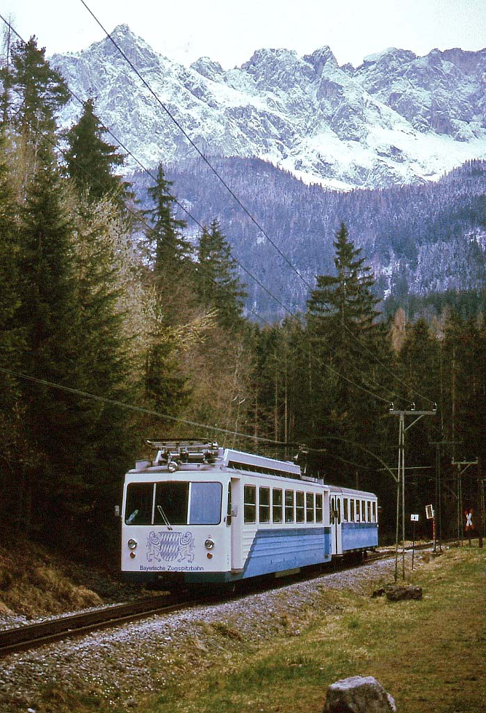 Im März 1994 ist der 1978 beschaffte Triebwagen 5 der Zugspitzbahn vom Eibsee nach Grainau unterwegs