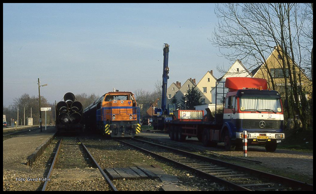 Im März 1995 wurden Röhren für eine Gasleitung südlich von Osnabrück über Lengerich angeliefert. TWE Lok V 156 brachte den Zug in zwei Teilen nach Bad Laer. Hier ist der Zug am 11.3.1995 in Bad Laer angekommen und die Röhren werden auf LKW verladen!