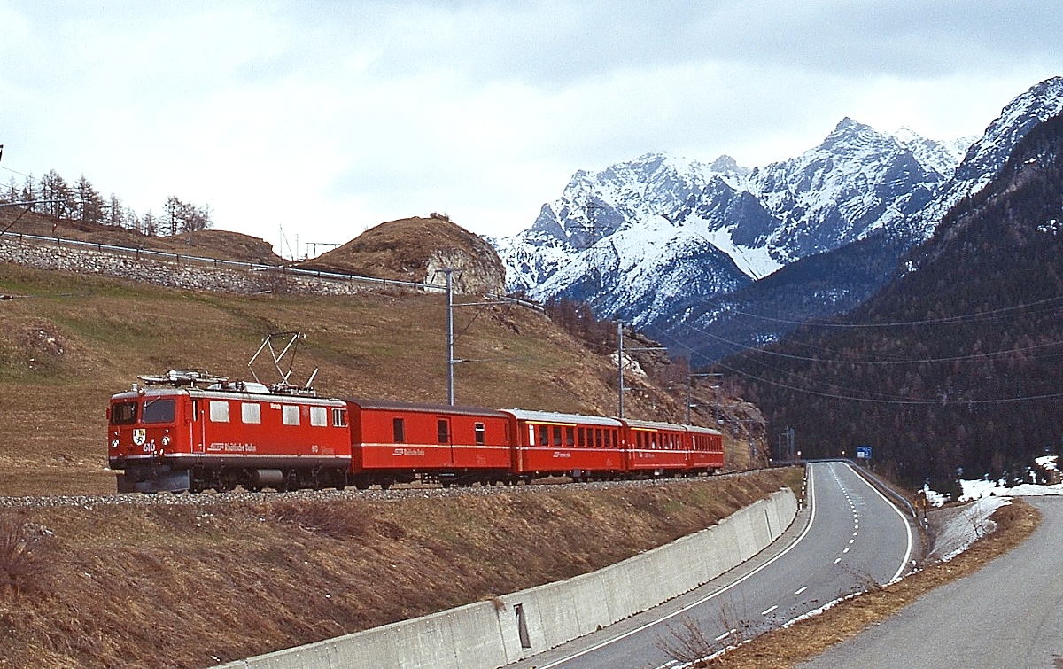 Im März 1996 konnten auch noch die Ge 4/4 I auf der Engadinerbahn angetroffen werden, hier ist die Ge 4/4 I 610 mit einem Regionalzug bei Ardez unterwegs