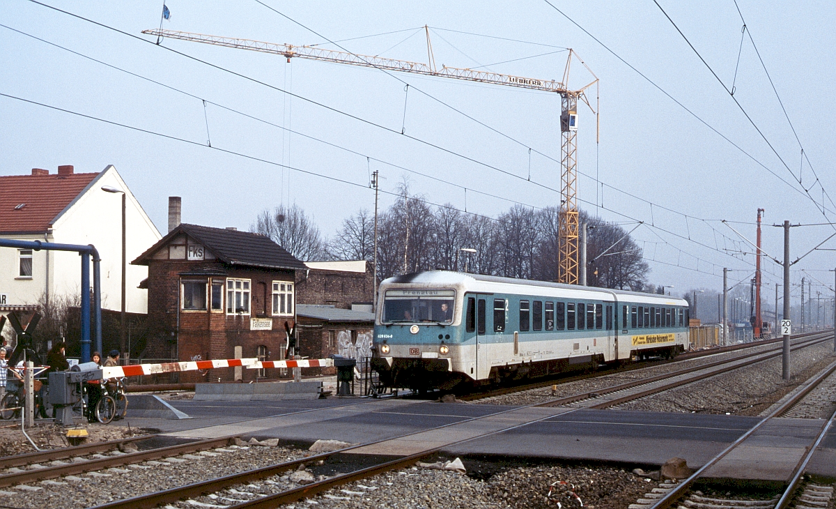 Im März 1997 war die Wiederherstellung der Strecke über Albrechtshof nach Berlin - Spandau schon weit fortgeschritten. 628 634 ist in Falkensee nach Prenzlau unterwegs.