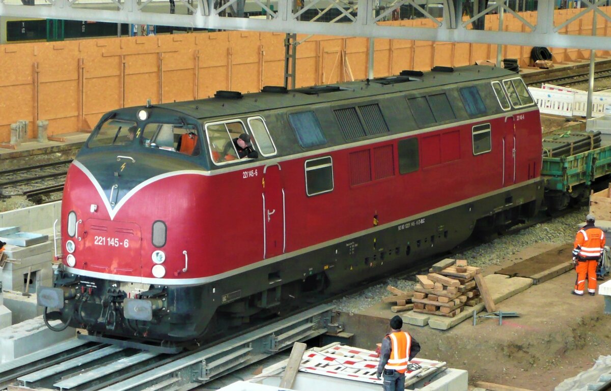 Im März 2019 war bei den Renovierungen der Gleisanlagen im Mittelfeldes von Dresden Hauptbahnhof die 221 145 als Baulokomotive eingesetzt