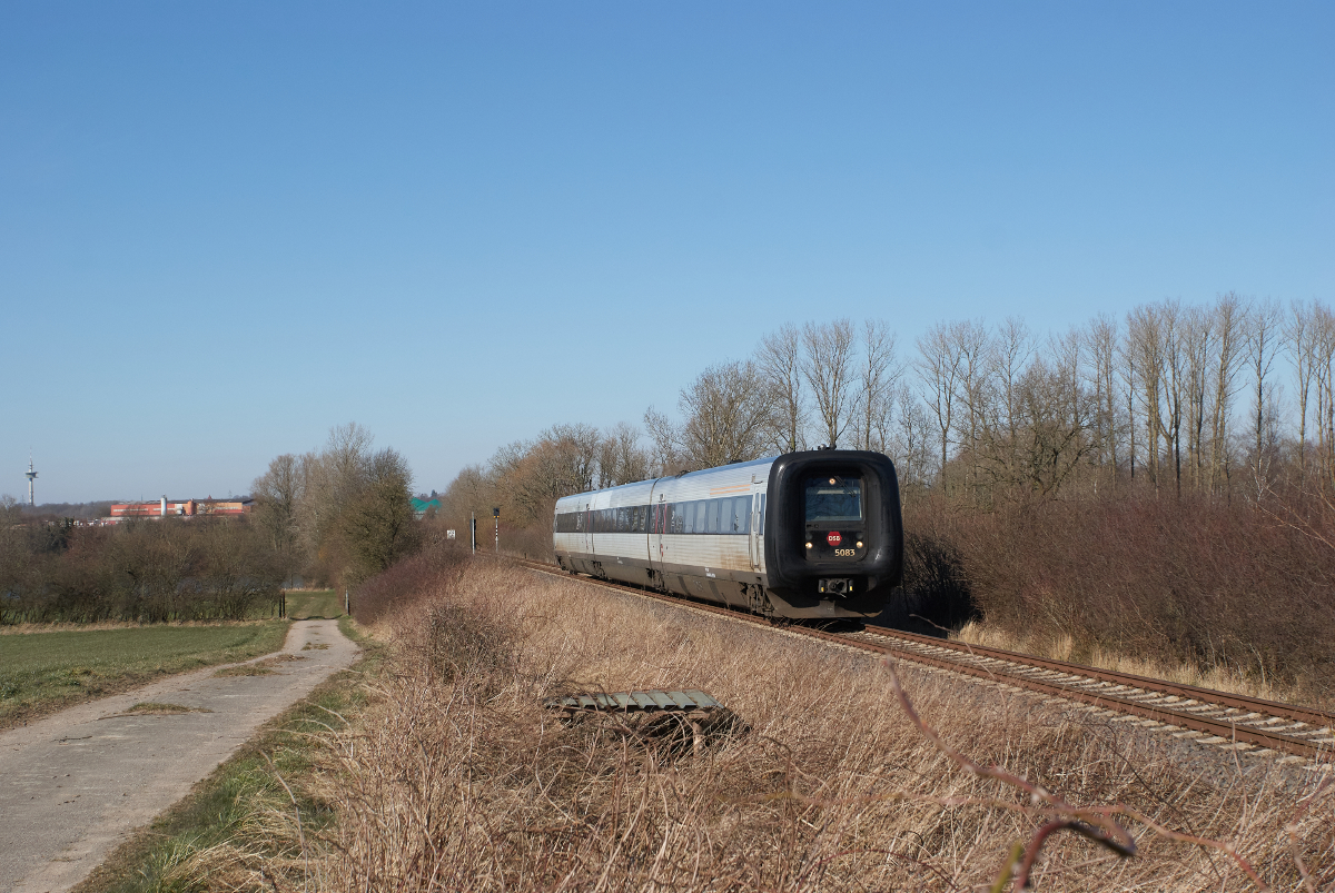Im März und April 2022 werden die IC-Zügen zwischen Kopenhagen / København und Hamburg über die Strecke Neumünster - Bad Oldesloe umgeleitet. Am 11.03.2022 befindet Triebzug 5083 der DSB als IC 383 nach Hamburg Hbf zwischen Bad Segeberg und Altengörs.