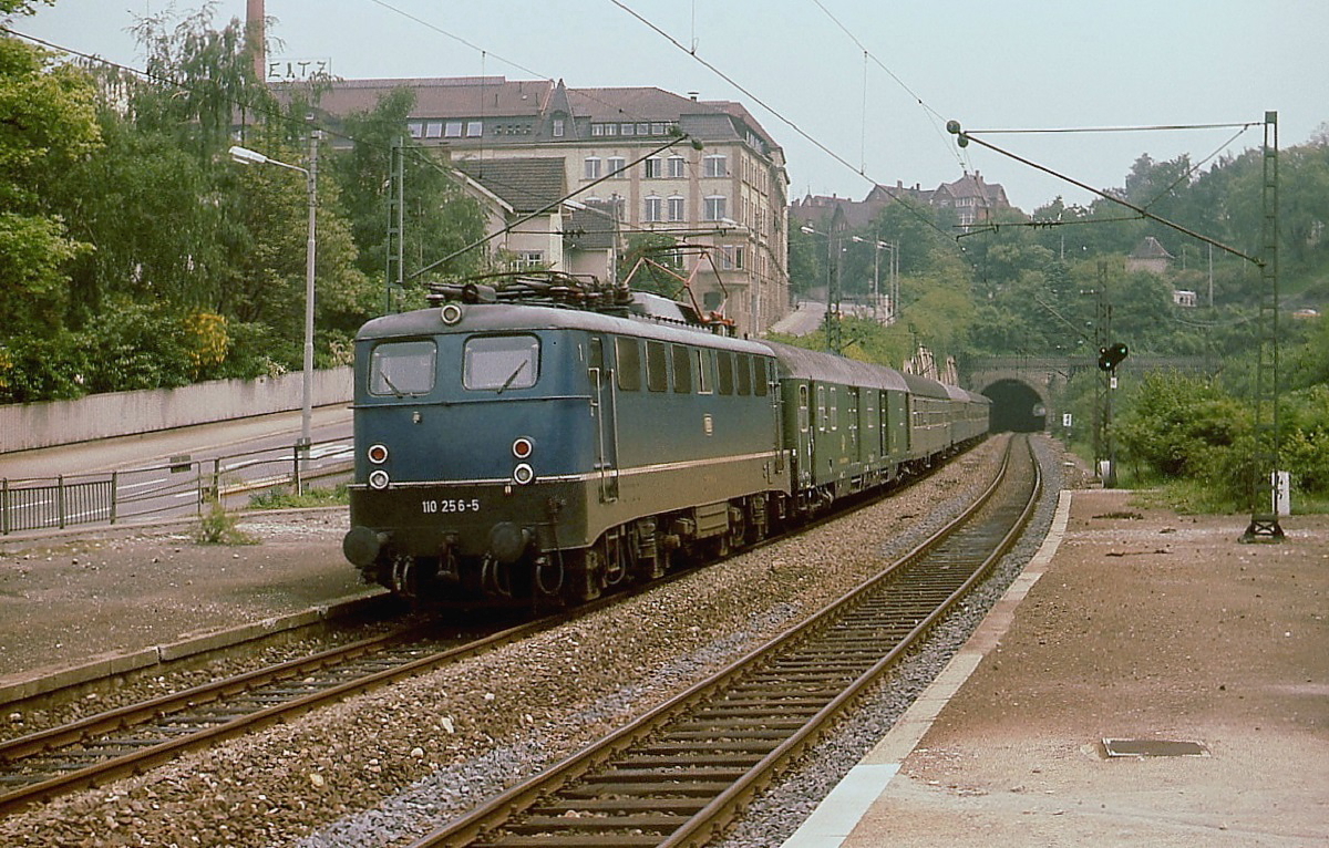 Im Mai 1978 durchfährt 110 256-5 mit einem Eilzug den Bahnhof Stuttgart-Feuerbach. Zu diesem Zeitpunkt waren oft noch Postwagen in diese Züge eingestellt.