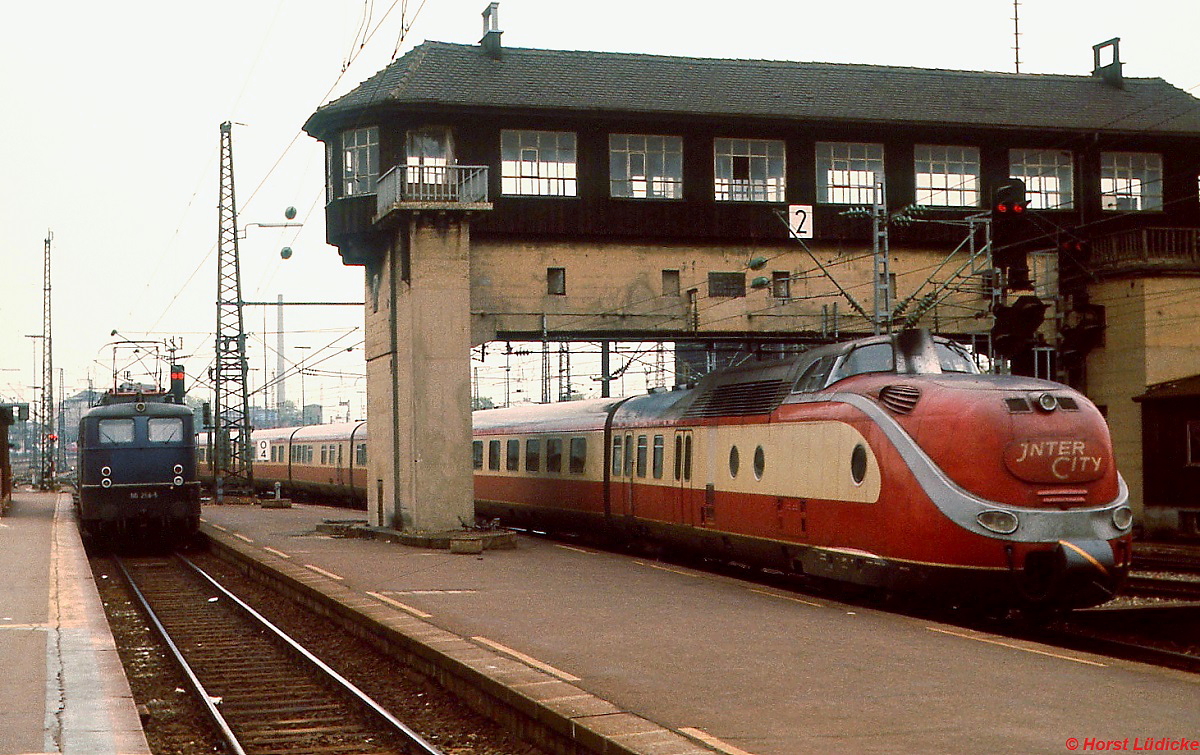 Im Mai 1978 fährt ein 601 als IC unter dem kurz danach abgerissenen Reiterstellwerk in den Stuttgarter Hauptbahnhof ein