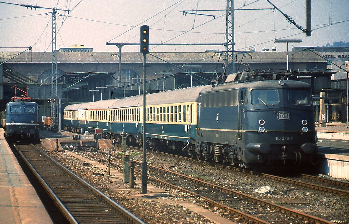Im Mai 1978 verläßt 110 378-7 den Stuttgarter Hauptbahnhof