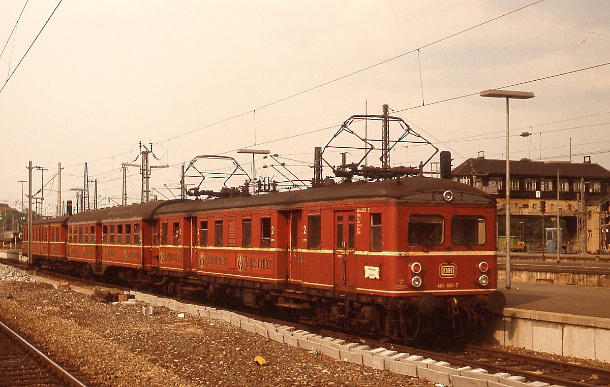 Im Mai 1978 verläßt 465 005-7 den Stuttgarter Hauptbahnhof, im Hintergrund eines der beiden charakteristischen Reiterstellwerke