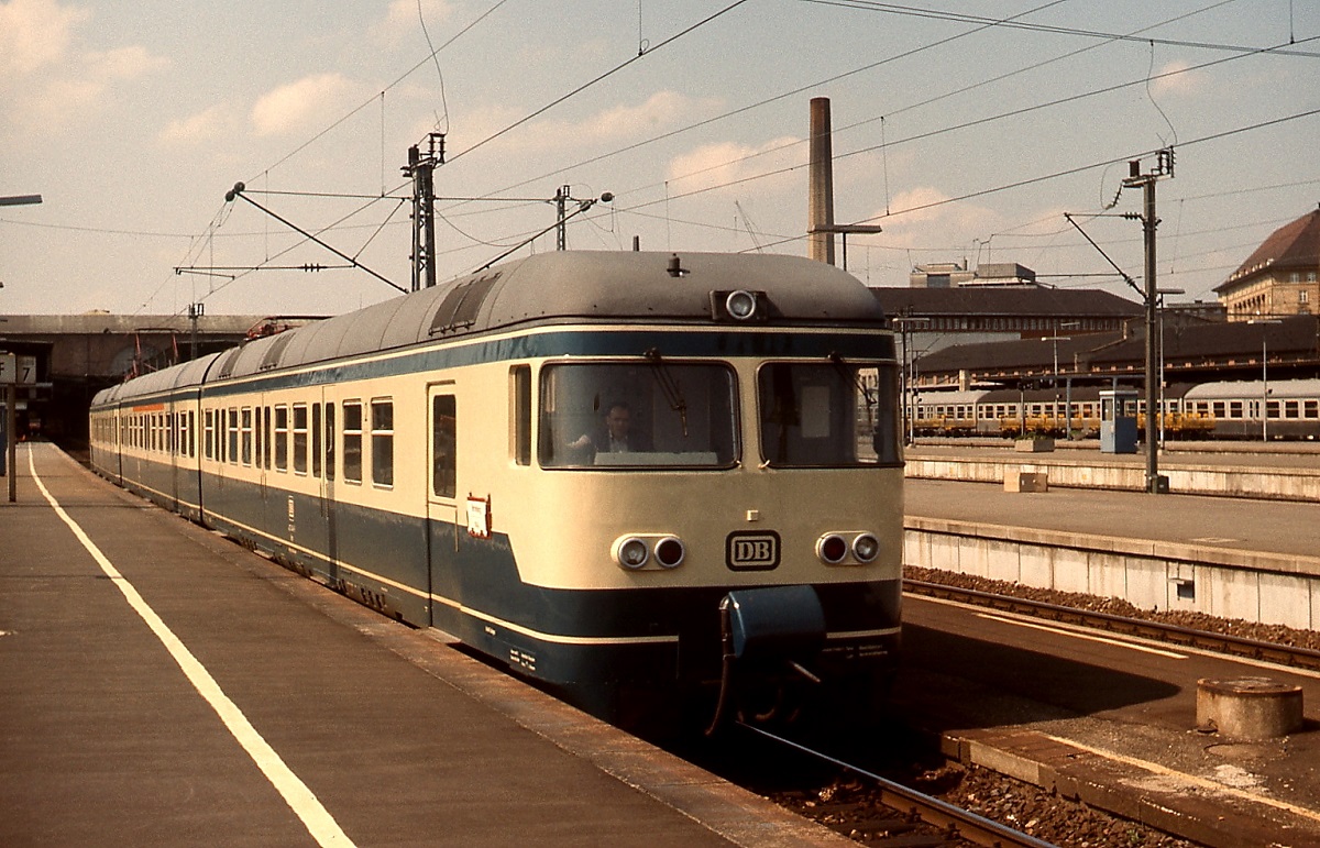 Im Mai 1978 verläßt ein 427 den Stuttgarter Hauptbahnhof. Von dieser Baureihe, die als Prototyp des 420 gilt, wurden lediglich fünf Exemplare gebaut, die bis 1986 im Großraum Stuttgart eingesetzt wurden.