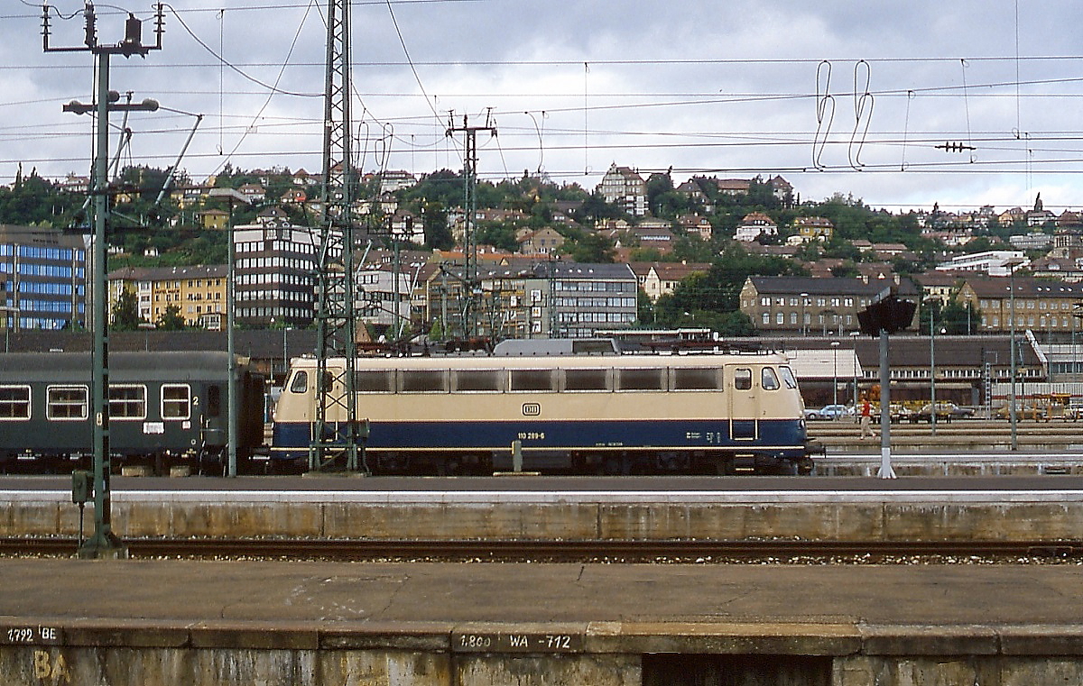Im Mai 1978 war der Blick vom Stuttgarter Hauptbahnhof zum Killesberg hinauf noch unverbaut, wie man hier mit 110 289-0 im Vordergrund sehen kann