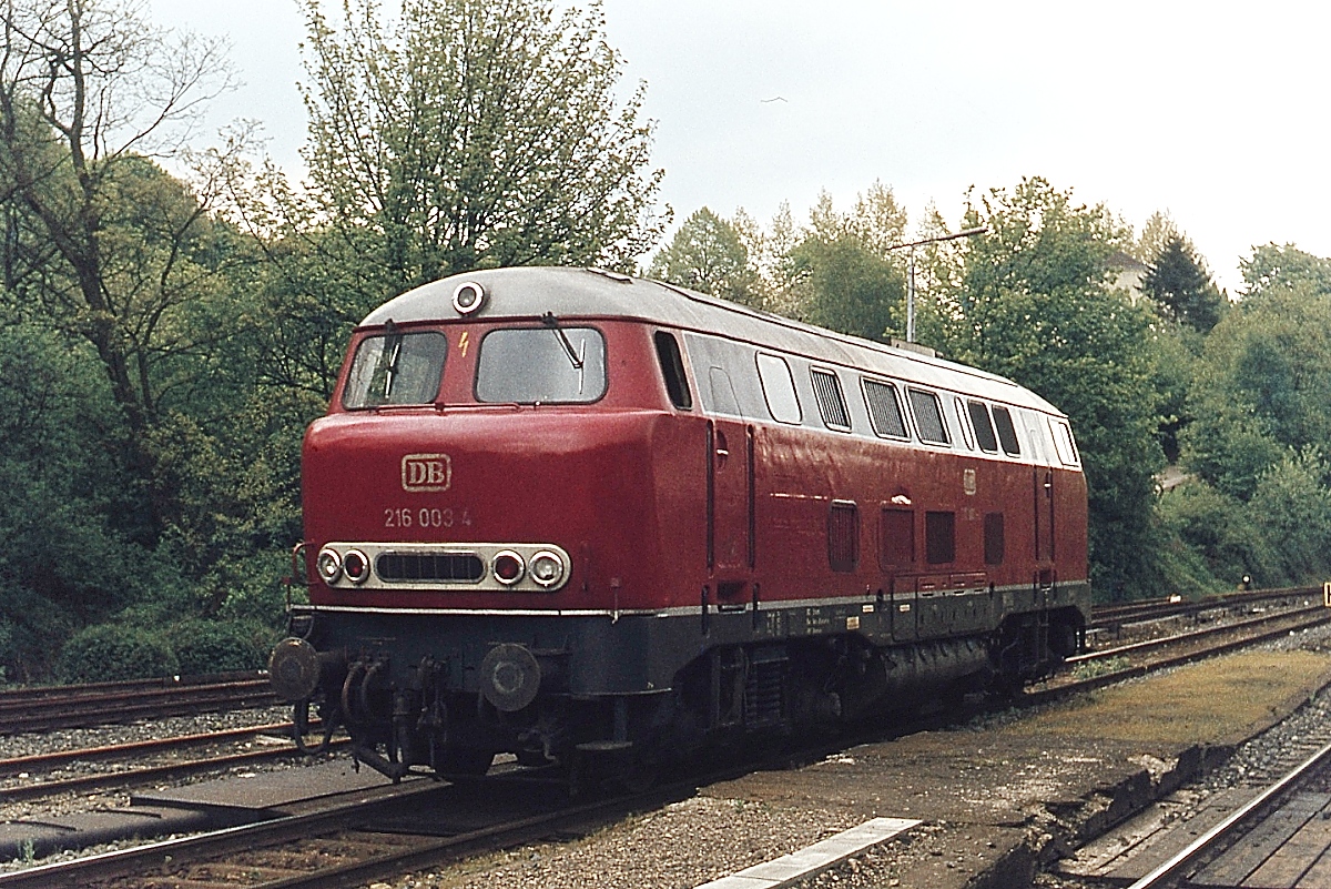 Im Mai 1978 wartet die Vorserien-216 003-4 im Bahnhof Hofermühle auf die nächsten Aufgaben