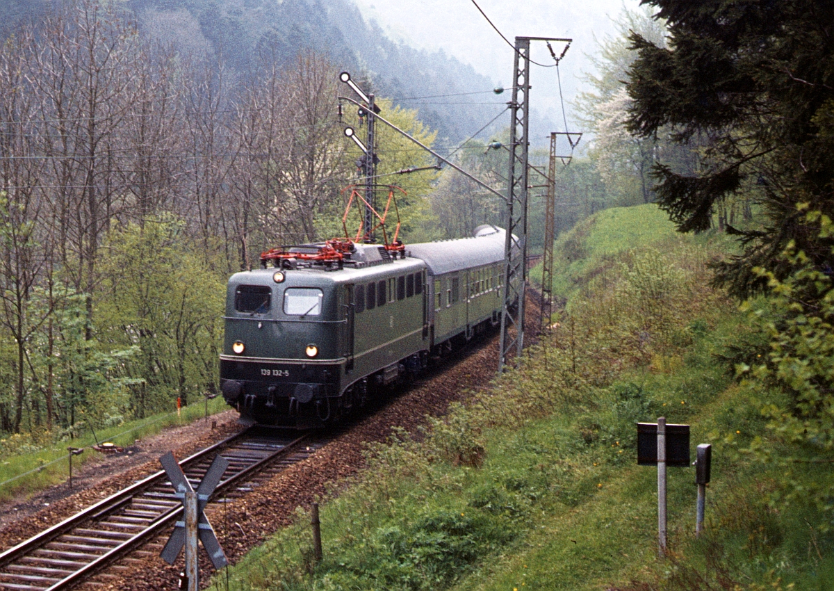 Im Mai 1979 bestand zwar  offiziell  noch ein Umlaufplan für die Baureihe 145, der aber bereits stark mit 139ern  durchsetzt  war. Aus heutiger Sicht  glücklicherweise  hat mich das nicht davon abgehalten, meine Streckenwanderungen wie geplant  durchzuziehen . 139 132 am 4.5.1979 am Einfahrsignal von Posthalde. Leider leiden die Agfa-CT 18 Dias von damals unter Qualitätsverlusten, für deren Beseitigung meine Bildbearbeitungskenntnisse nicht ausreichen. 