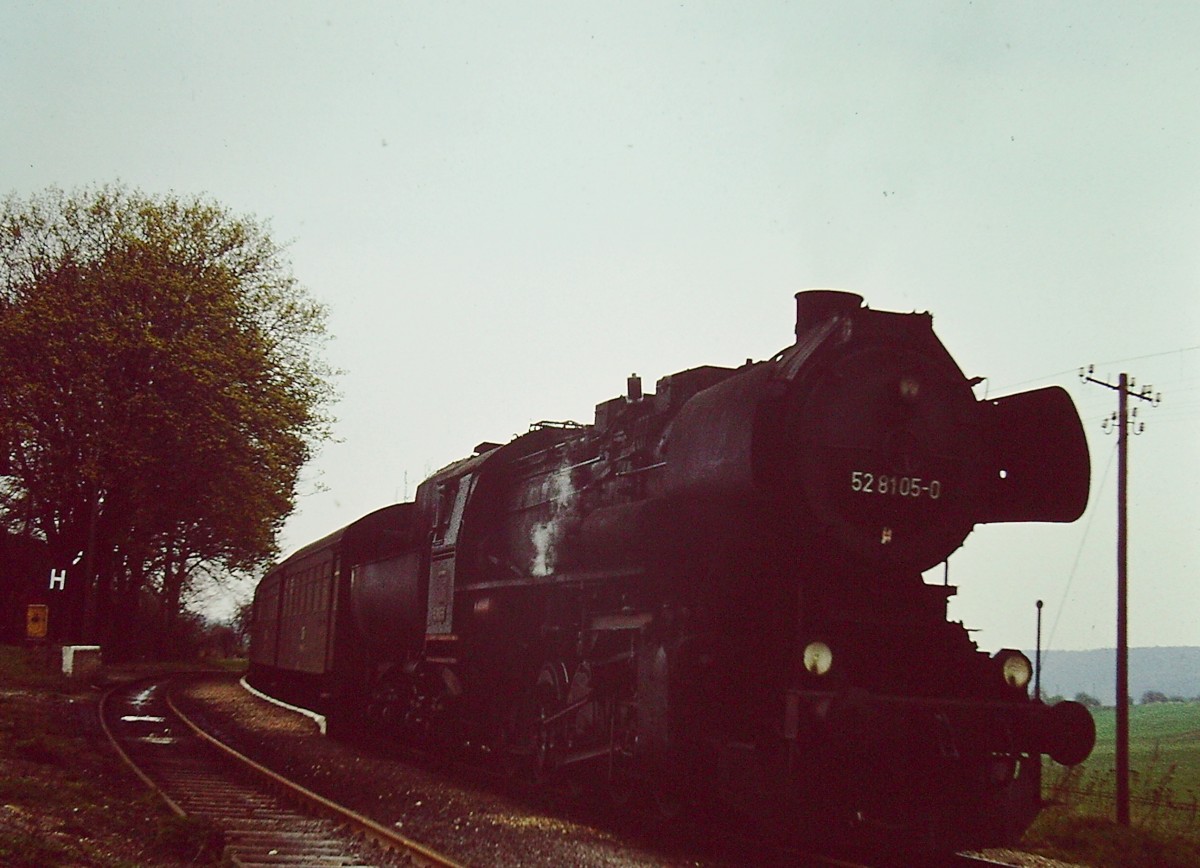 Im Mai 1980 fotografierte mein verstorbener Freund Klaus Pollm�cher die DR 52 8105-0 mit einem Personenzug von Querfurt nach Vitzenburg im Bahnhof Lodersleben.
