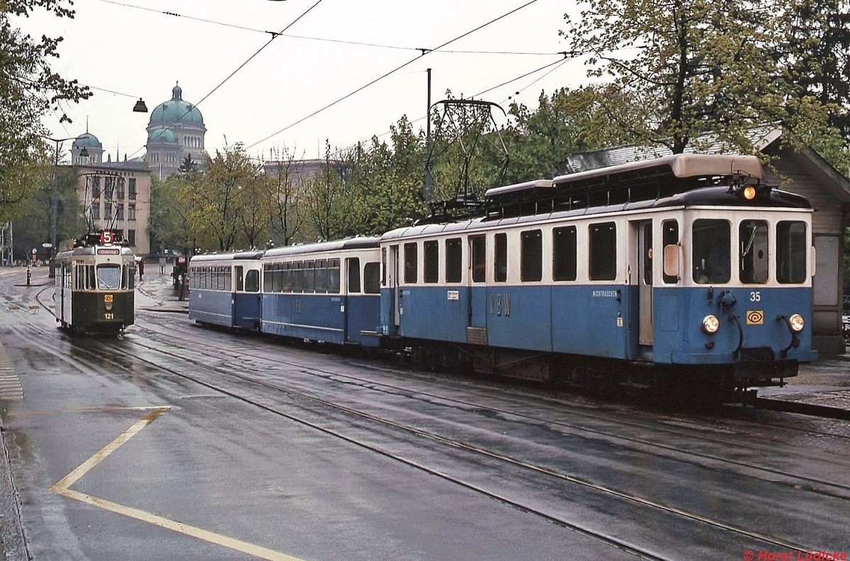 Im Mai 1980 steht BDe 4/4 35 der Vereinigten Bern-Worb-Bahnen in Bern-Kirchenfeld zur Abfahrt bereit. Der Triebwagen wurde 1930 von SIG/MFO gebaut und in den Jahren 1949 und 1967 modernisiert. Bei- und Steuerwagen stammen von der 1968 eingestellten Kleinbahn Pforzheim-Ittersbach. Im Hintergrund Tw 121 der Berner Straßenbahn. Heute gehört die Bahn zum Regionalverkehr Bern-Solothurn.