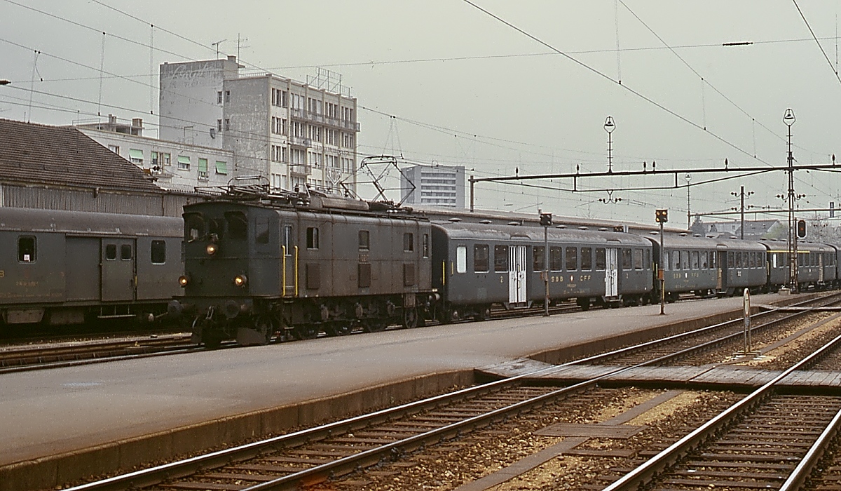 Im Mai 1980 trifft die Ae 3/5 10217 mit einem Personenzug in Biel ein. 26 dieser Lokomotiven wurden zwischen 1922 und 1925 für den Flachlanddienst gebaut, die Ausmusterung erfolgte zwischen 1979 und 1983.