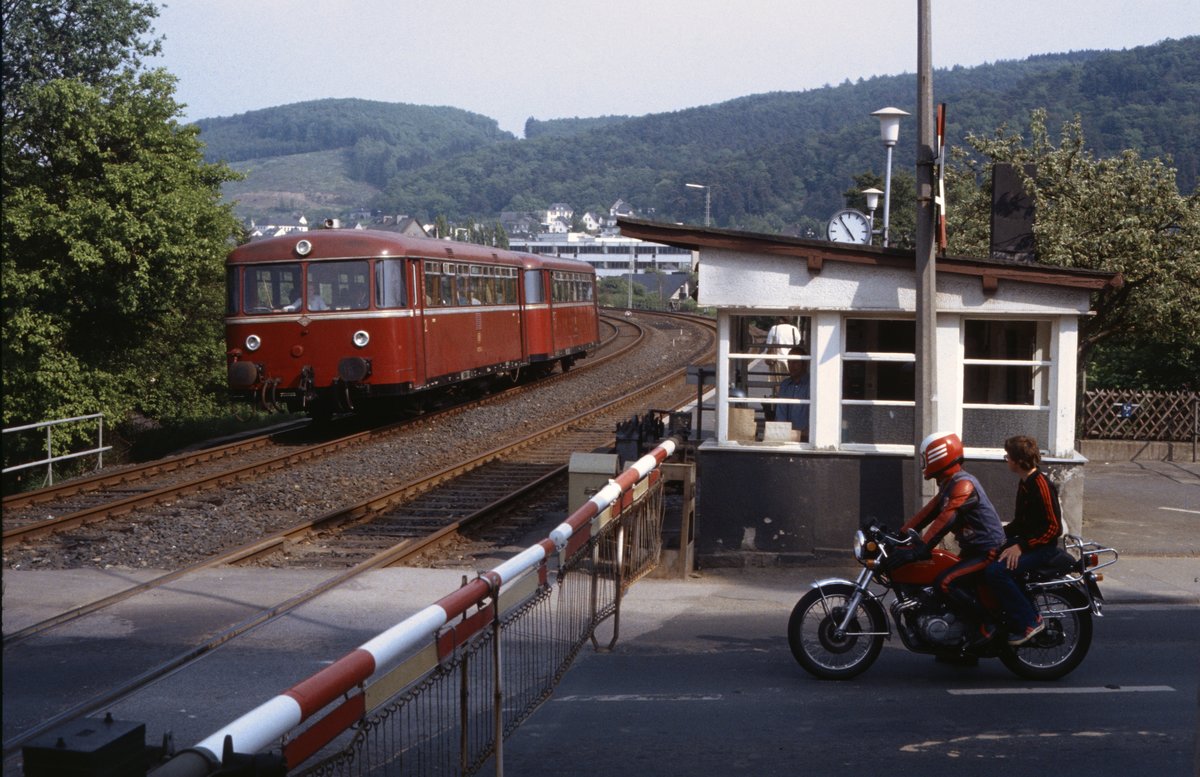 Im Mai 1980 war die damalige KBS 365 teilweise noch eine zweigleisige Hauptbahn und von zahlreichen besetzten Schrankenposten gesäumt. Eine Betzdorfer 798+998-Einheit wird in Kürze am Hp. Haiger-Obertor halten. Wie die Stelle heute aussieht, will ich gar nicht wissen ... !