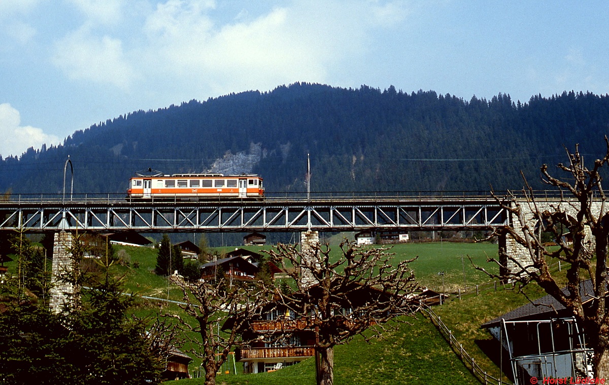 Im Mai 1981 ist ein Be 4/4 der GFM bei Gstaad unterwegs