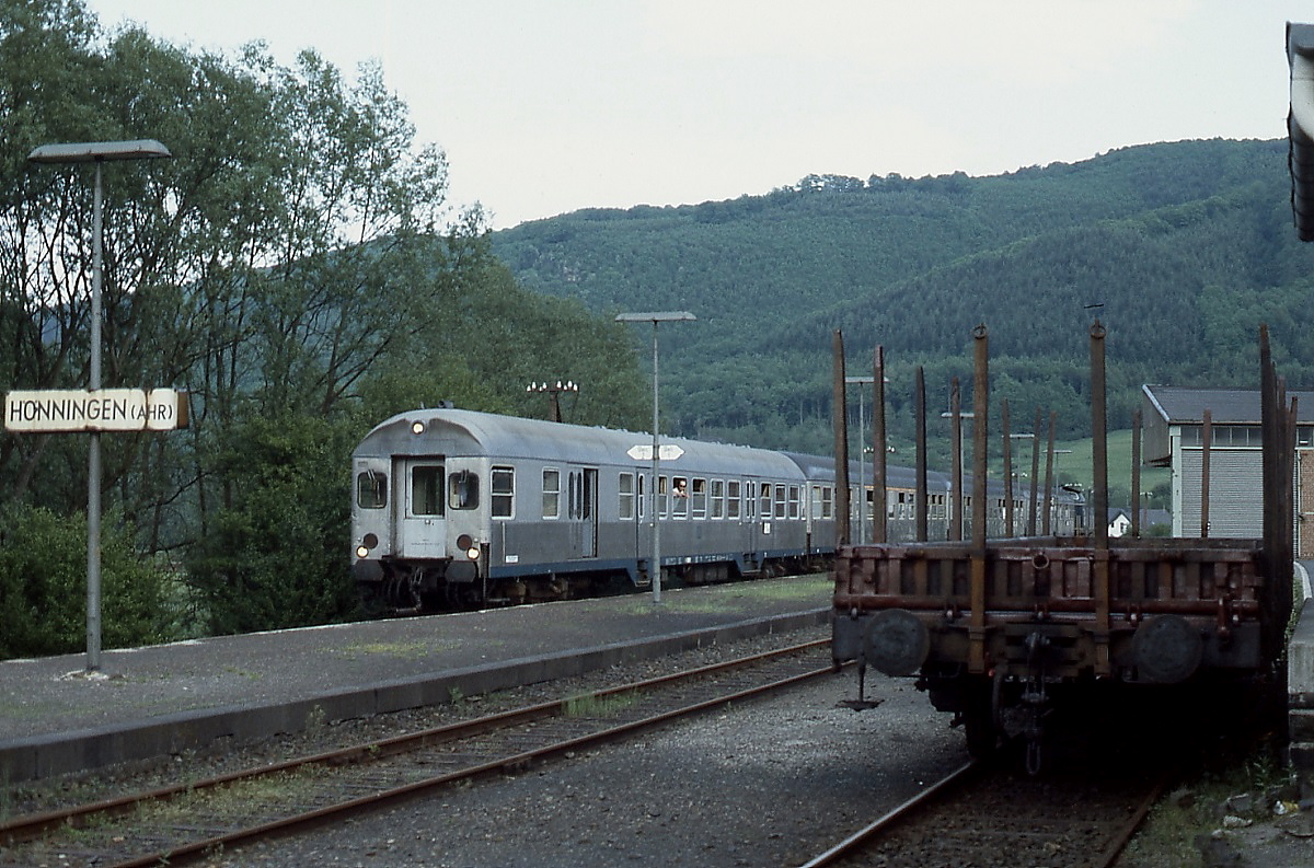 Im Mai 1985 erreicht ein von einer 212 geschobener Wendezug den Bahnhof Hönningen/Ahr, an der Spitze ein Steuerwagen vom Typ BDnf238