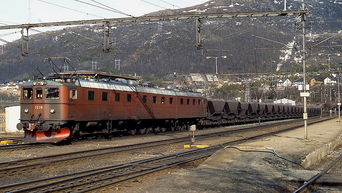Im Mai 1988 ist eine Dm3 mit Dm 1219 an der Spitze mit einem Erzzug aus Kiruna in Narvik eingetroffen und wartet auf die Weiterfahrt zum Erzhafen