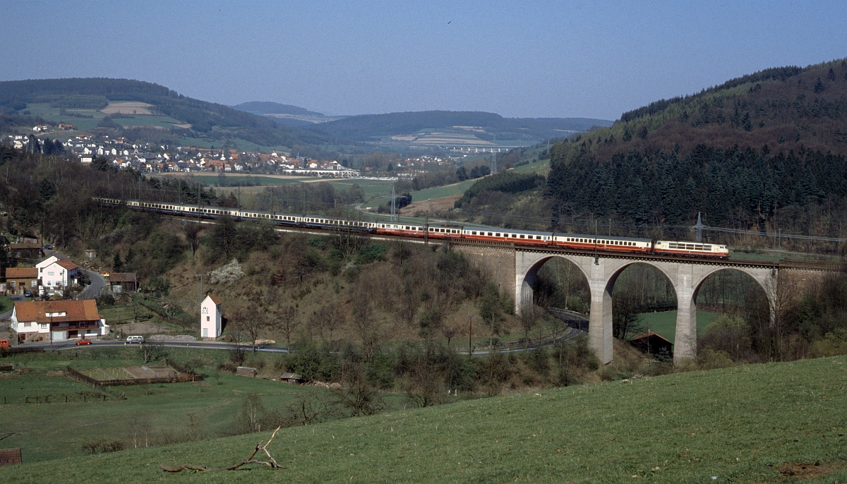 Im Mai 1988 konnte man auf der alten Nord-Süd-Strecke zwischen Fulda und Würzburg die letzten mit 103 bespannten IC beobachten, wie hier bei Jossa. Im Hintergrund die Sinntalbrücke der Schnellfahrstrecke.