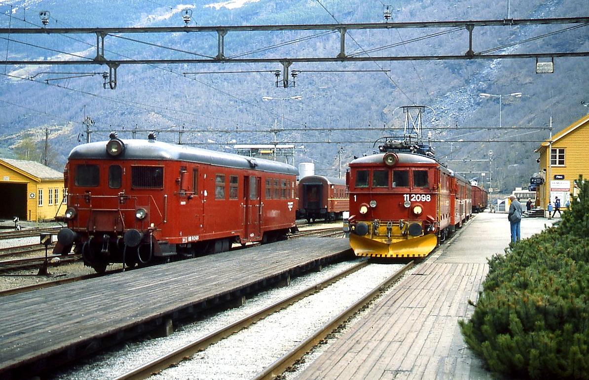 Im Mai 1988 steht El 11 2098 mit einem Zweiwagenzug abfahrbereit im Bahnhof Flam und wird gleich die nur 20 km lange Fahrt in das 866 m höher gelegene Myrdal beginnen