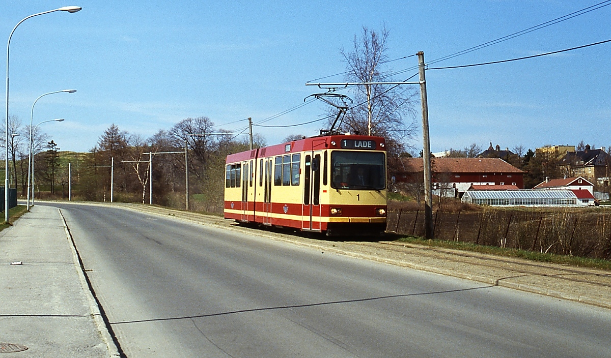 Im Mai 1988 ist der Tw 1 der Trondheimer Straßenbahn auf der Olav Engelbrektssons alle kurz vor der Endstation in Lade unterwegs. Knapp einen Monat später, am 13.06.1988, wurde der defizitäre Straßenbahnbetrieb vorläufig eingestellt und am 18.08.1990 wieder aufgenommen. Allerdings verkehren heute auf diesem nördlichen Streckenabschnitt keine Bahnen mehr.  