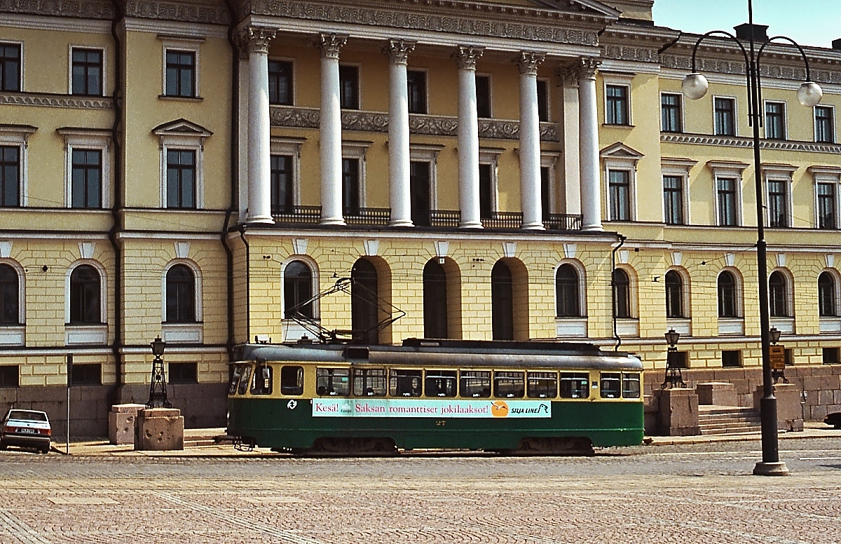 Im Mai 1988 waren die Ende der 1950er Jahre gebauten Vierachser der Reihe RM 3 der Straßenbahn Helsinki noch unentbehrlich. Hier fährt RM 3 27 die Aleksanterkatu entlang.