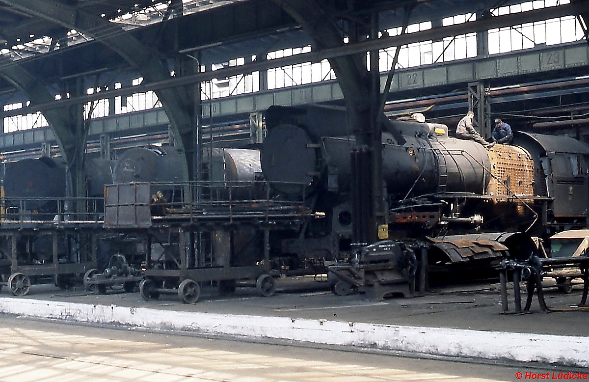 Im Mai 1990 wurden im Ausbesserungswerk Pila der PKP noch Arbeiten an Dampflokomotiven vorgenommen, rechts eine Ol 49, links daneben zwei Ty 2/Ty 42. 1907 wurde das Werk im damals noch preußischen Schneidemühl von der Preußischen Staatseisenbahn gebaut, in den 1990er Jahren wurde es privatisiert. 