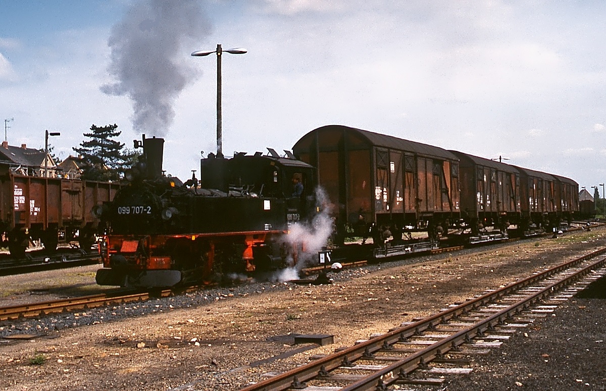 Im Mai 1993 rangiert die von Hartmann/Chemnitz im Jahre 1912 gebaute ehemalige sächsische IV K 164 im Bahnhof Mügeln. Vom 01.04.1920 bis 29.05.1926 als  Sachsen 164  bezeichnet, reihte sie die Deutsche Reichsbahn ab 30.05.1926 als  99 574  ein, bis sie am 01.06.1970 in  99 1574-5  umgezeichnet wurde. Die DB AG übernahm die inzwischen 80 Jahre alte Lok am 01.01.1992 in ihren Bestand und gab ihr die computergerechte Bezeichnung  099 707-2 . Am 20.12.1993 ging sie gemeinsam mit der Bahnstrecke von Oschatz nach Mügeln in den Besitz der Döllnitztalbahn über. Dort erhielt sie wieder ihre frühere Bezeichnung  99 574 . Am 24.03.2001 wurde die Lok abgestellt.