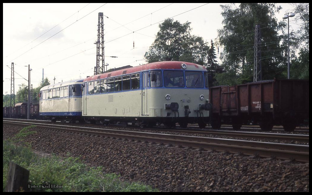 Im Mai 1993 wurden bei der Teutoburger Wald Eisenbahn Schienenbusse für die Dürener Kreisbahn aufgearbeitet. Ein solches Gespann machte am 4.5.1993 eine Testfahrt und kam hier durch den Bahnhof Ibbenbüren Esch.