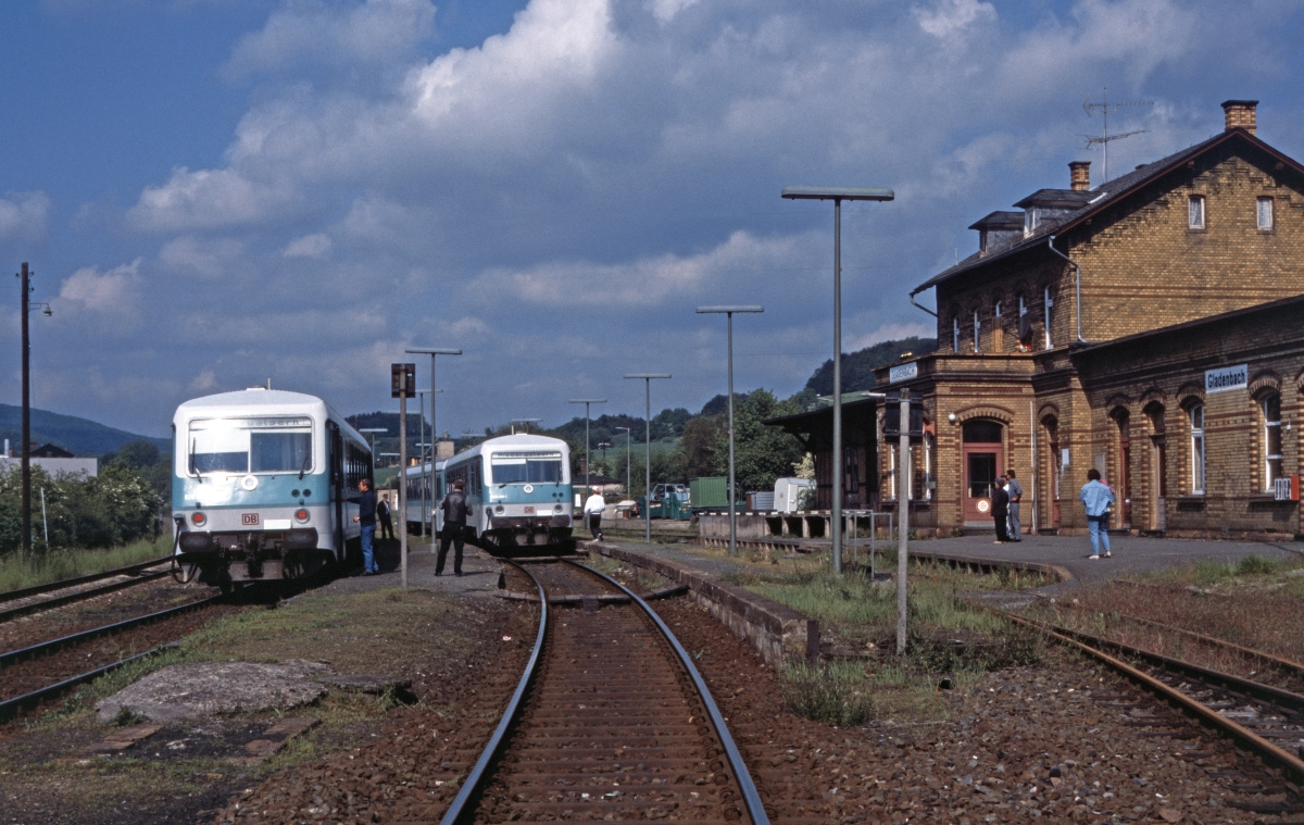 Im Mai 1995 stand die Aar-Salzböde-Bahn Herborn-Niederwalgern kurz vor der Stillegung. 628-Kreuzung im Bahnhof Gladenbach.
