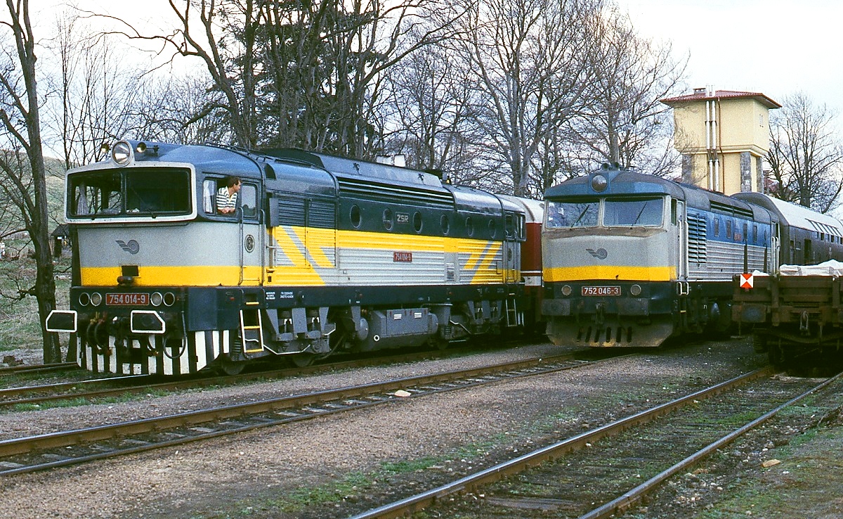 Im Mai 1998 treffen sich die ZSR-Lokomotiven 754 014-9 und 752 046-3 im polnischen Grenzbahnhof Lupkow