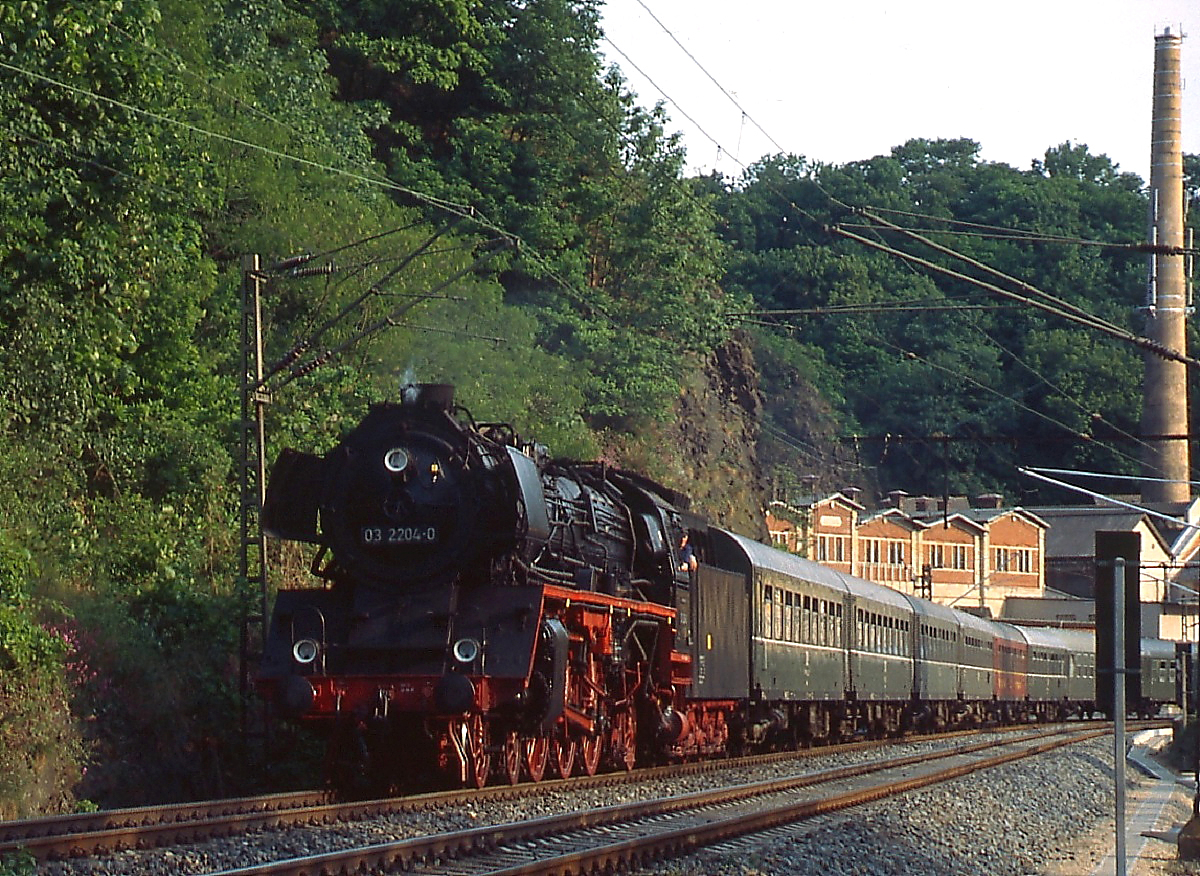 Im Mai 2002 rollt die 03 2204-0 die Steigung zwischen Dresden und Freital hinunter