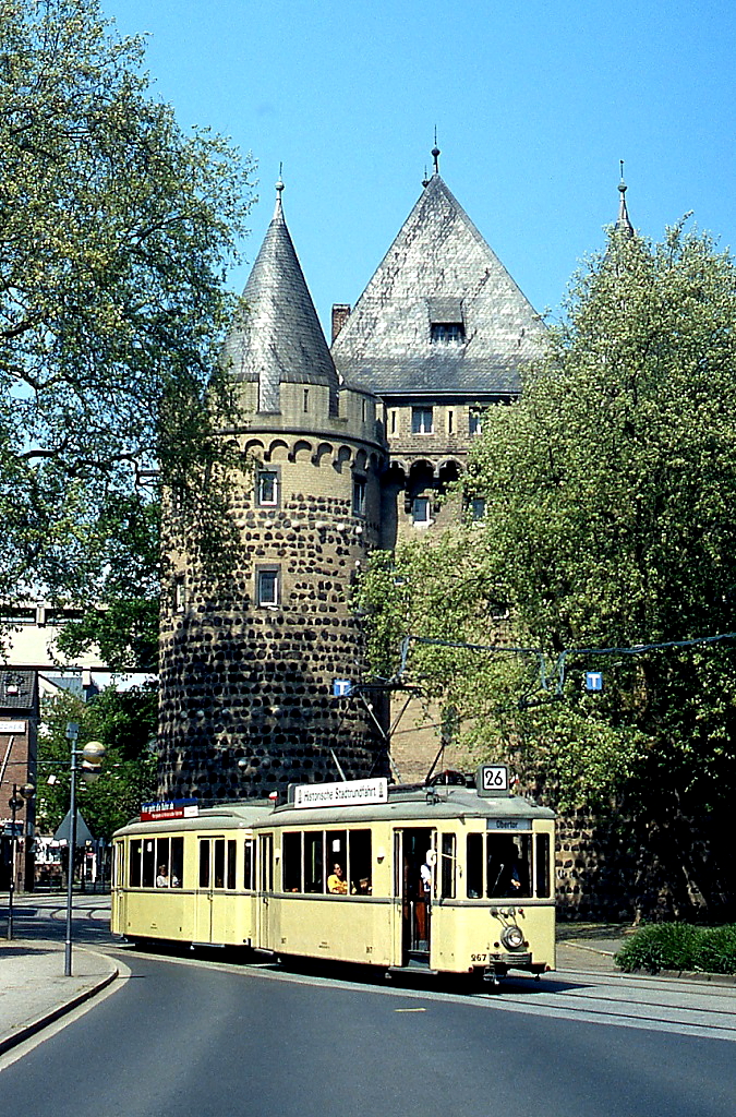 Im Mai 2007 passiert der Rheinbahn-Museums-Tw 267 als Linie 26 das Neusser Obertor. Unter dieser Linienbezeichnung verkehrten lange Jahre die über die Südbrücke verkehrenden Bahnen zwischen Neuss und Düsseldorf (heute 709).