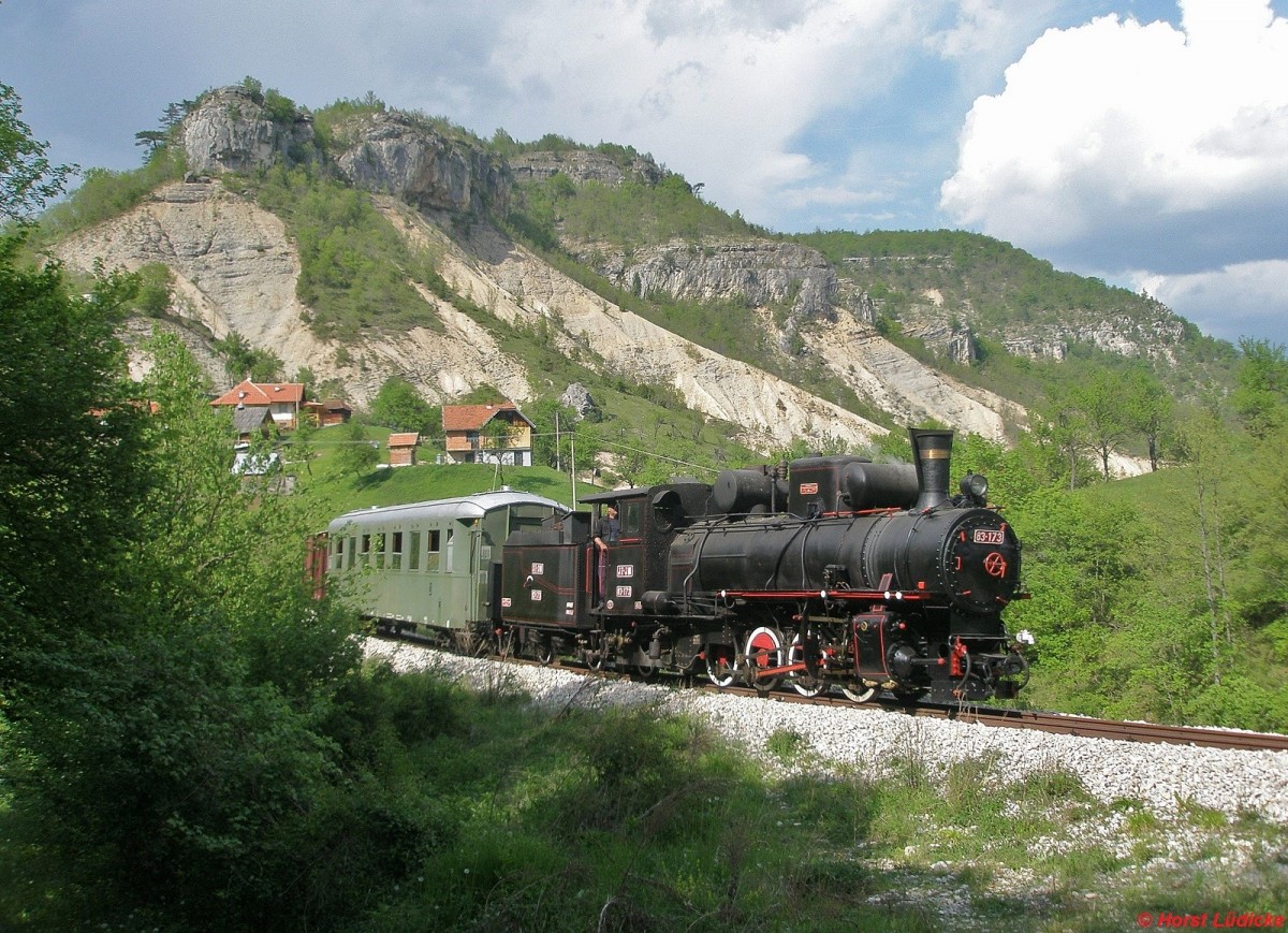 Im Mai 2009 ist 83-173 der Museumsbahn Mokra Gora in Richtung bosnische Grenze unterwegs. Nach der Fertigstellung der Bergstrecke wurde auch der grenzüberschreitende Abschnitt bis Visegrad wiederaufgebaut. Allerdings findet planmäßiger Verkehr nur zwischen Mokra Gora und Sargan-Vitasi statt (3 Züge täglich mit ex-rumänischen Diesellkomotiven der Reihe L45H, Dampflokomotiven werden nur zu besonderen Anlässen und für Gruppen eingesetzt).