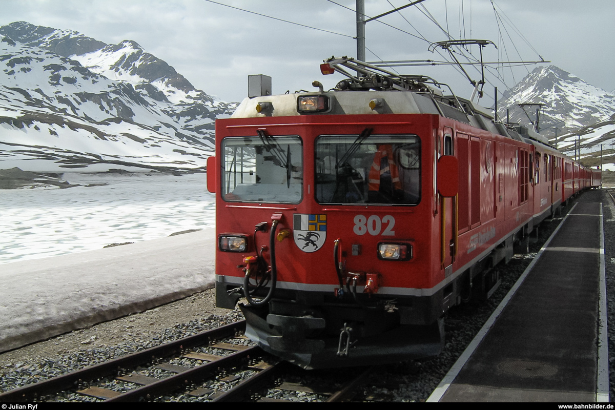 Im Mai 2009 führte der Könizer Eisenbahnklub KEK eine 2-tägige Klubreise zur Berninabahn durch. Die bereits früher hochgeladenen Bilder 853352, 853353, 853354 und 853355 stammen von derselben Reise.<br>
Am 24. Mai fuhren wir nach Tirano und danach zurück über den Berninapass. In Ospizio Bernina kreuzte unser Zug einen Regio mit der Gem 4/4 802 und einem TW II an der Spitze. Mit dem Auftauchen der Allegra ein Jahr später endeten die Einsätze beider Fahrzeugtypen im Personenverkehr.
