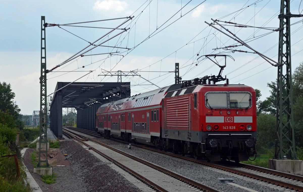 Im Mai 2014 wurde der Knoten Roßlau komplett umgestaltet. 143 928 verlässt am 10.07.14 den Haltepunkt Roßlau und passiert auf dem Weg nach Dessau nun die Elbbrücke. 