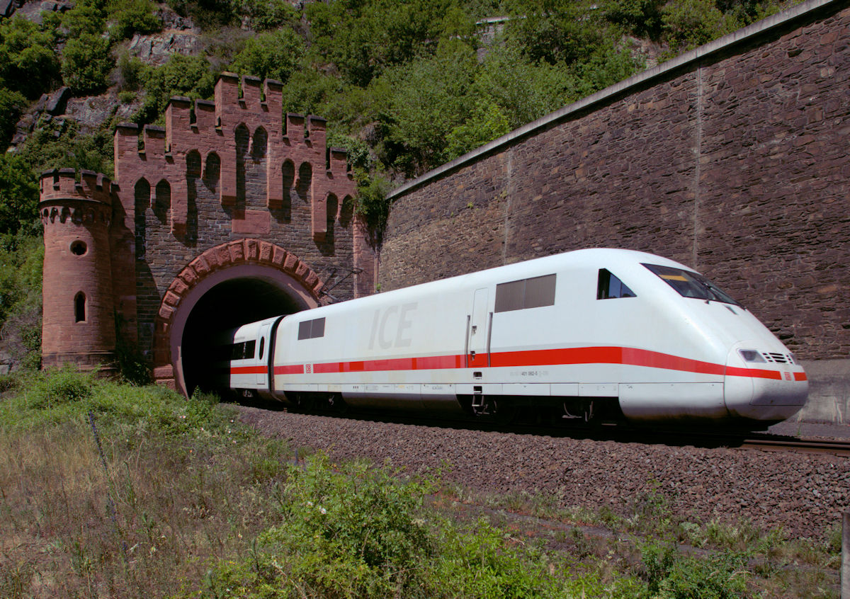 Im Mai 2020 wurden viele Fernverkehrszüge rechtsrheinisch umgeleitet. Am 30.5.2020 verließ 401 062 als ICE 923 auf dem Weg von Hamburg über Dortmund und Köln nach Frankfurt geraden den Loreley-Tunnel.
