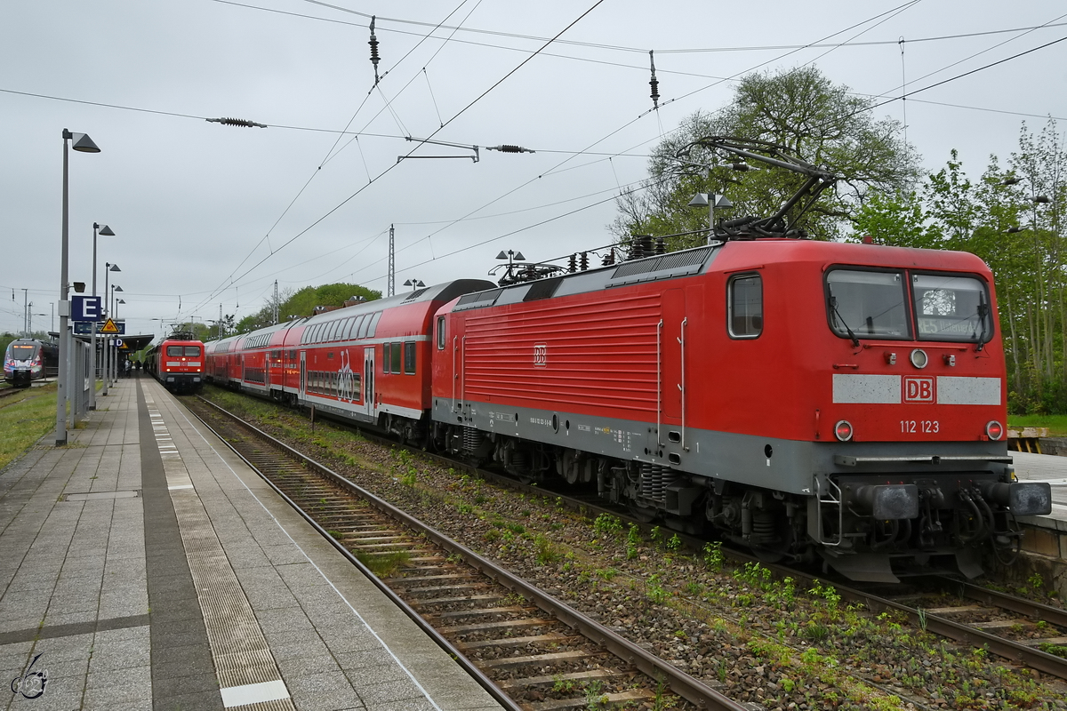 Im Mai 2021 trafen die von 112 186 und 112 190 gezogenen/geschobenen Doppelstockgarnituren auf der Line RE5 am Hauptbahnhof in Neustrelitz aufeinander.