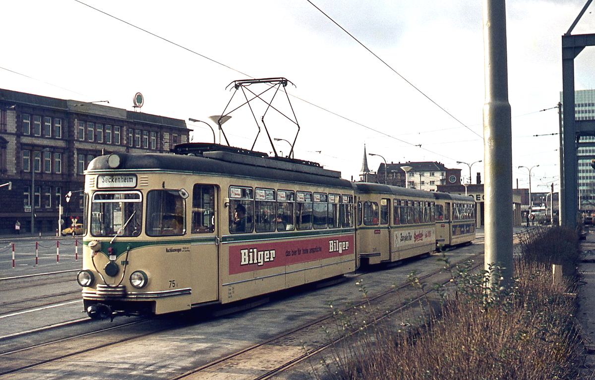 Im Mannheimer Bahnhof Kurpfalzbrücke wartet Tw 75 mit zwei Beiwagen auf die Abfahrt nach Seckenheim (Anfang Januar 1975)