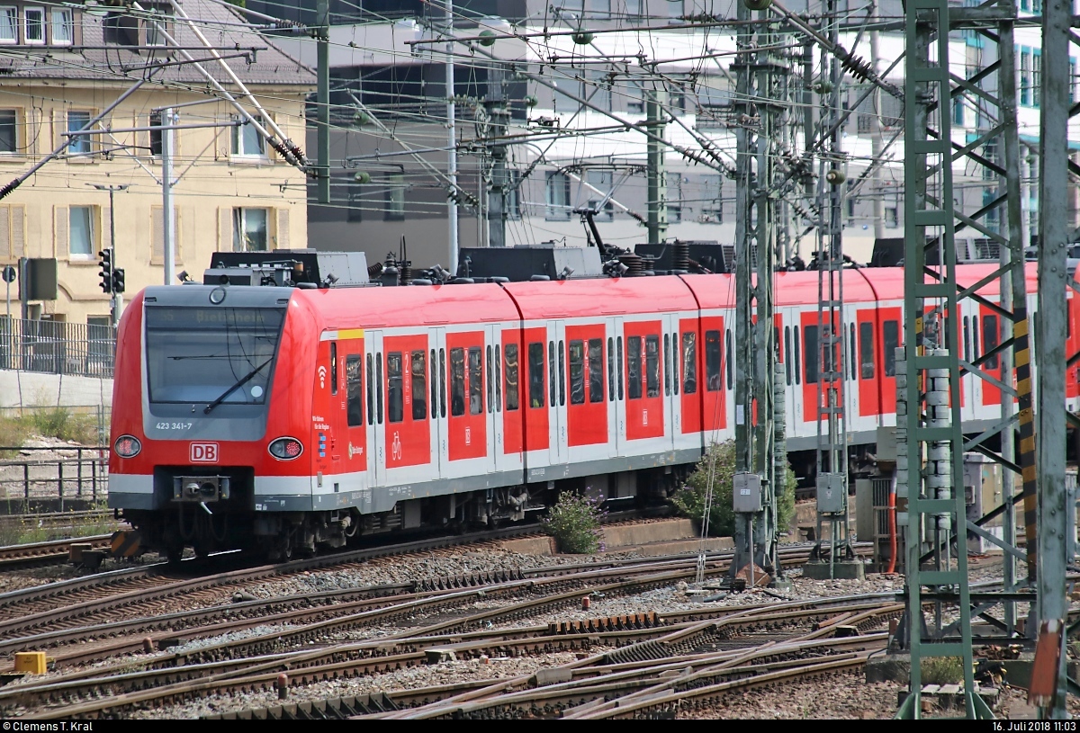 Im Mastenwald von Stuttgart Hbf verschwindet 423 341-7 der S-Bahn Stuttgart als S5 von Stuttgart Schwabstr. nach Bietigheim-Bissingen.
[16.7.2018 | 11:03 Uhr]