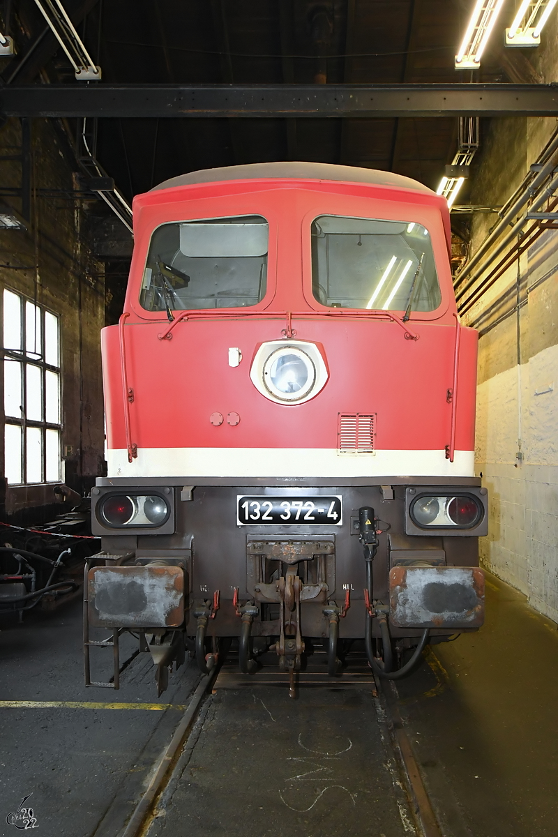 Im Mecklenburgischen Eisenbahn- und Technikmuseum Schwerin war Ende März 2022 die 1976 gebaute Diesellokomotive 132 372-4 ausgestellt.