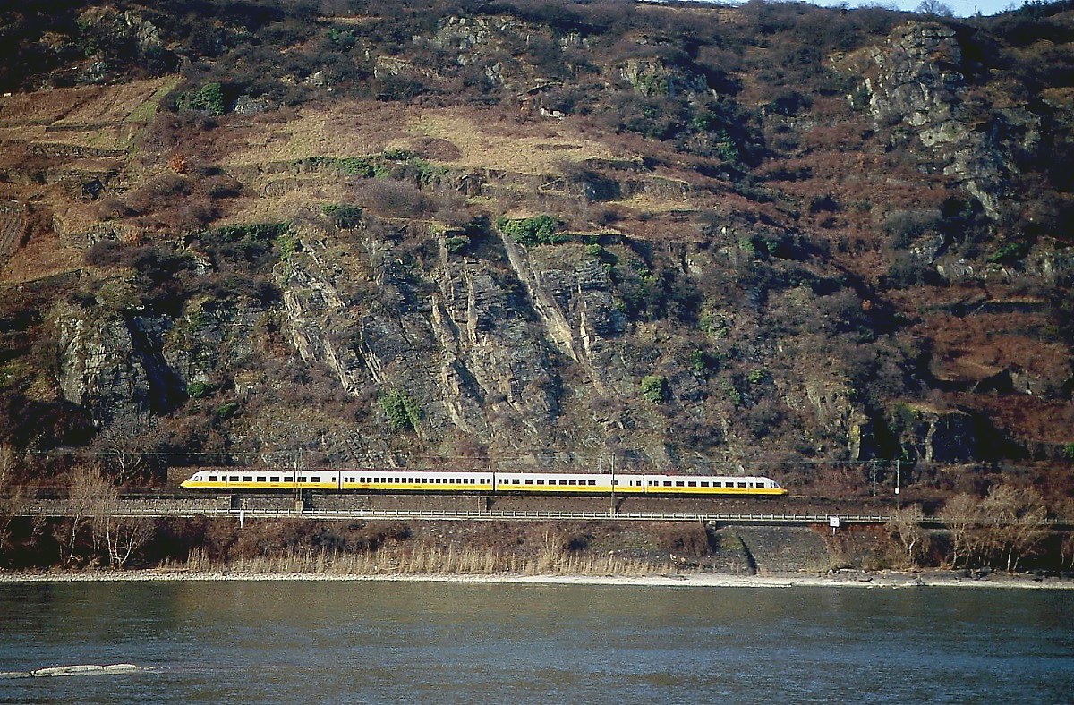 Im Mittelrheintal ist ein 403 als Lufthansa-Airport-Express zwischen Sankt Goar und Oberwesel unterwegs (Februar 1993)