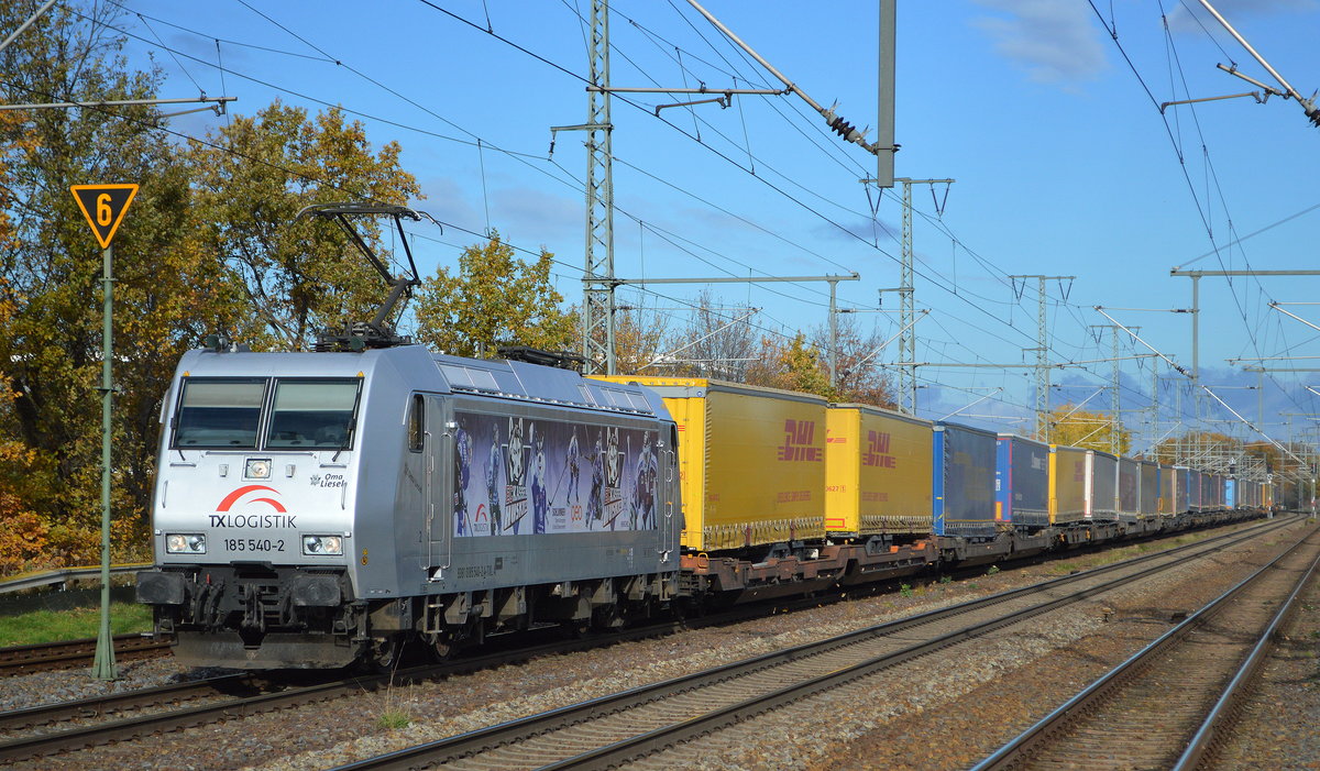 Im Moment nicht mehr so regelmäßig kam heute mal seit längerem wieder die sonst regelmäßig verkehrende TX Logistik Logistik (Austria) GmbH mit dem Taschenwagenzug heute mal wieder mit  185 540-2   Name  Oma Liese   [NVR-Nummer: 93 81 0185 540-2 A-TXL] durch den Bf. Golm (Potsdam), 16.11.20