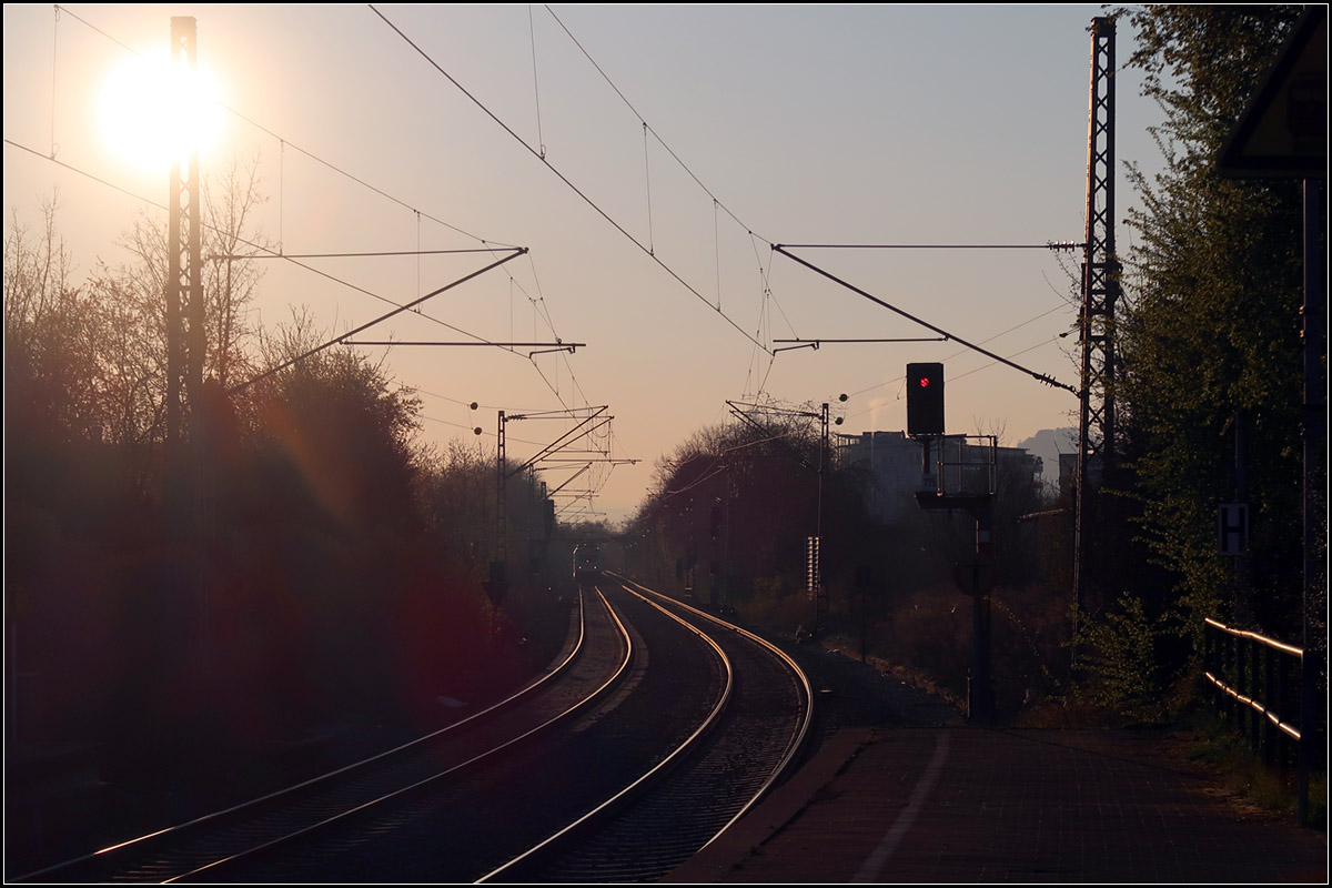 Im morgendlichen Gegenlicht des 1. Aprils -

... die Remsbahn von der S-Bahnstation Rommelshausen aus gesehen. Hinten nähert sich ein IC2-Zug.

01.04.2020 (M)