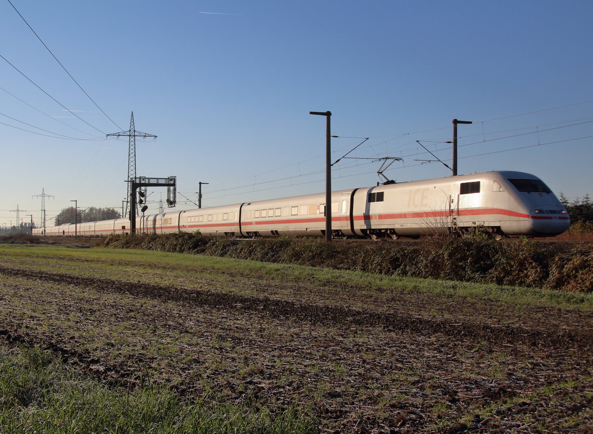 Im morgendlichen Licht fährt Tz 117  Hof  als ICE 1028 (Nürnberg Hbf - Hamburg Altona) bei Brühl gen Norden.

Brühl, 29. November 2016