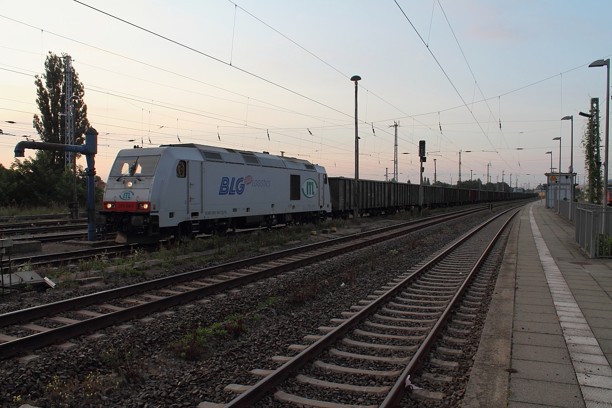 Im Morgengrauen des 21.08.2014 erreicht die 285 108-7 der ITL den Bahnhof Oranienburg mit einem Schüttgutzug, der hier auch entladen wird.