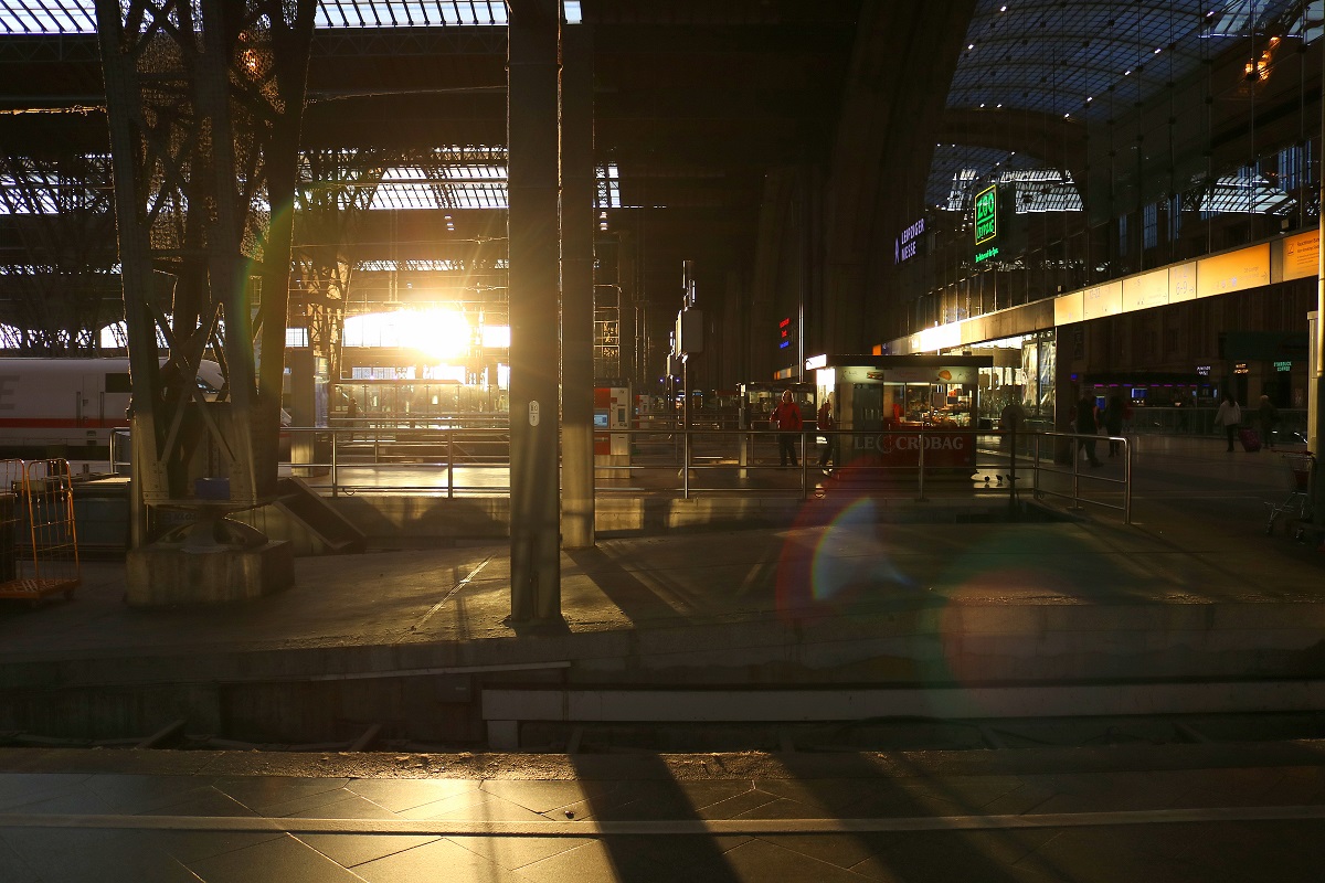 Im Morgenlicht: In Leipzig Hbf sendet die Sonne ihre ersten Strahlen des Tages durch die Bahnhofshalle. [22.10.2017 | 8:17 Uhr]