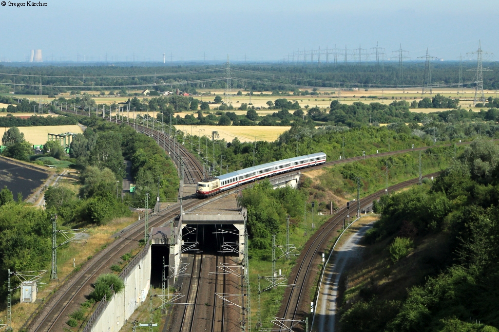 Im Morgenlicht zieht die 103 235-8 den IC 2317 Wiesbaden-Stuttgart. Aufgenommen am 21.06.2014 am Abzweig Bruchsal-Rollenberg. Die Stelle ist schon so stark zugewuchert, dass sie nur noch mit Leiter umsetzbar ist.